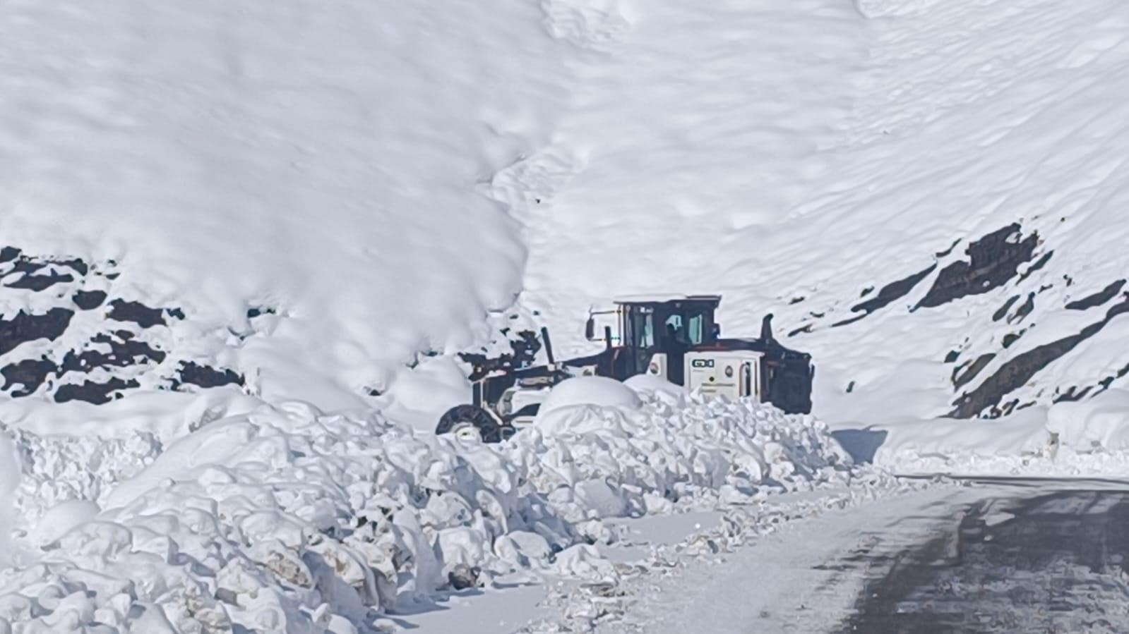 Şırnak’ta karlı yollar tek tek açılıyor
