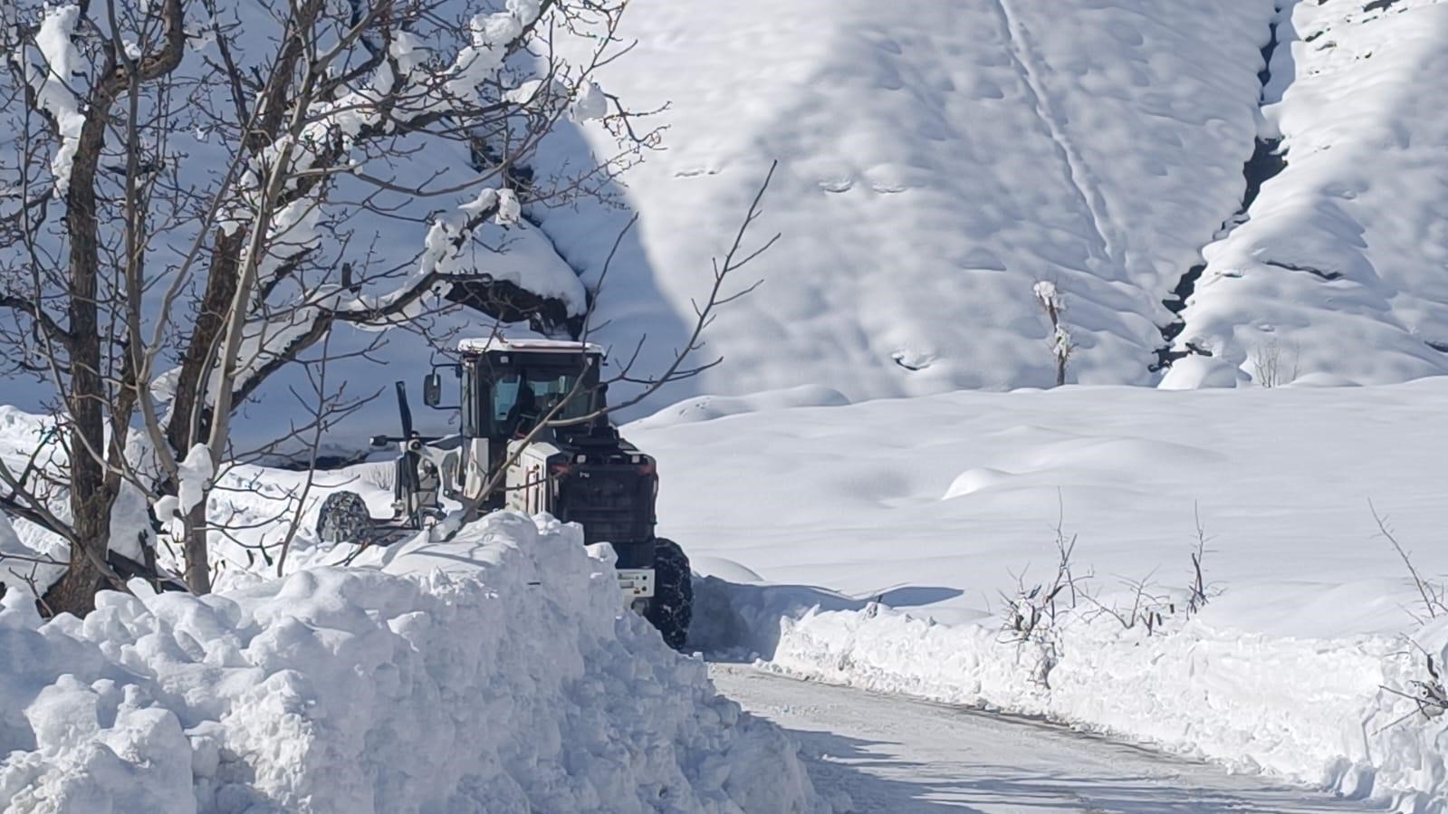 Şırnak’ta karlı yollar tek tek açılıyor
