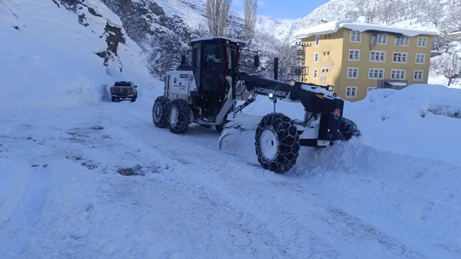 Şırnak’ta karlı yollar tek tek açılıyor
