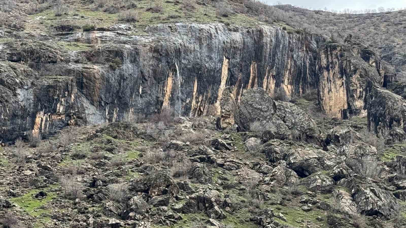 Şırnak’ta kayanın içinden dökülen sular hayran bırakıyor
