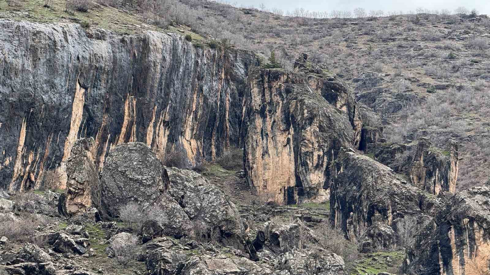 Şırnak’ta kayanın içinden dökülen sular hayran bırakıyor
