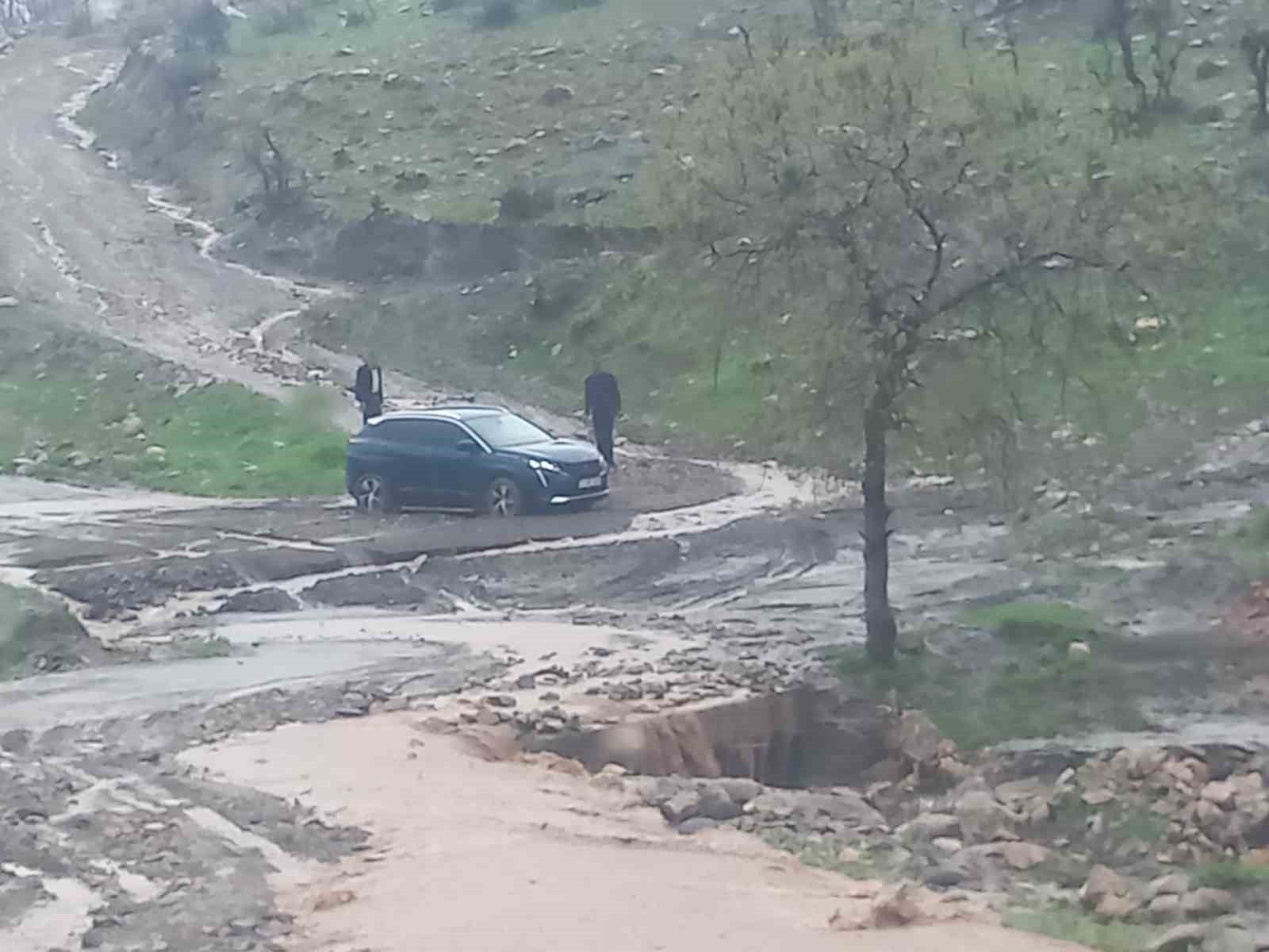 Şırnak’ta köy yolu kapandı, öğretmenler mahsur kaldı
