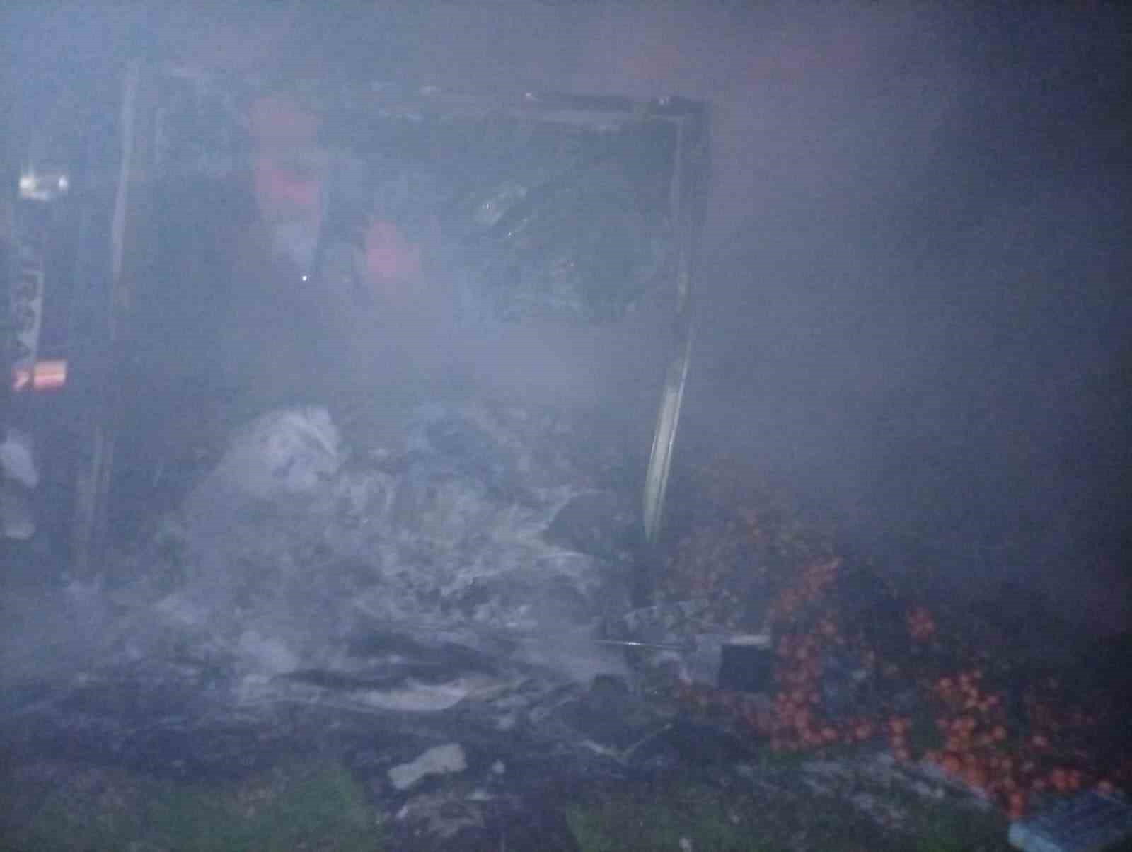 Şırnak’ta mandalina yüklü tır cayır cayır yandı
