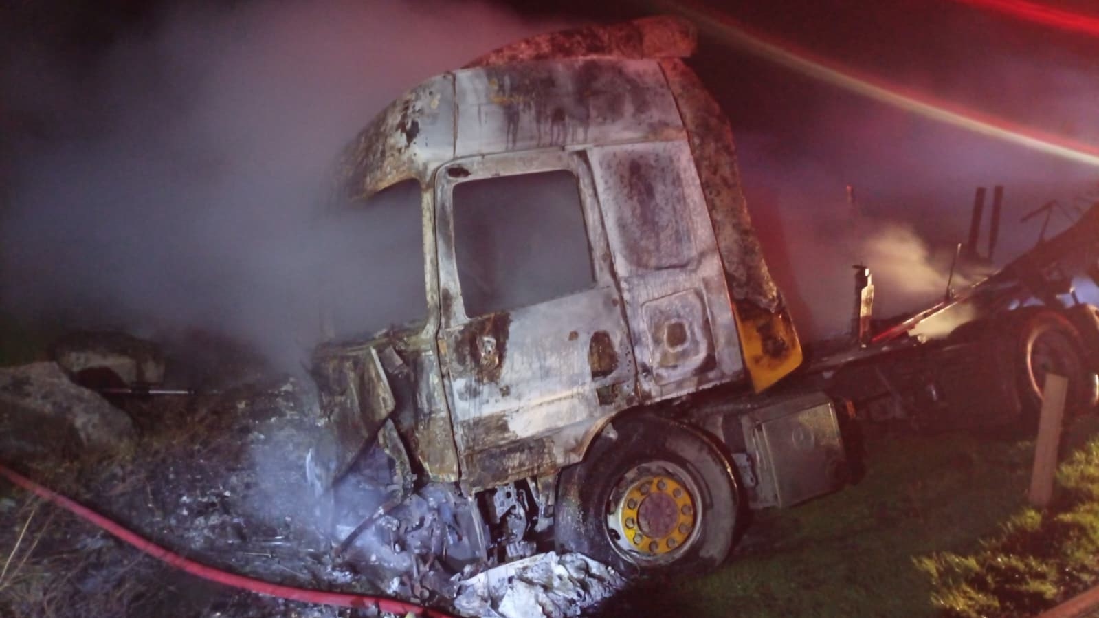 Şırnak’ta mandalina yüklü tır cayır cayır yandı
