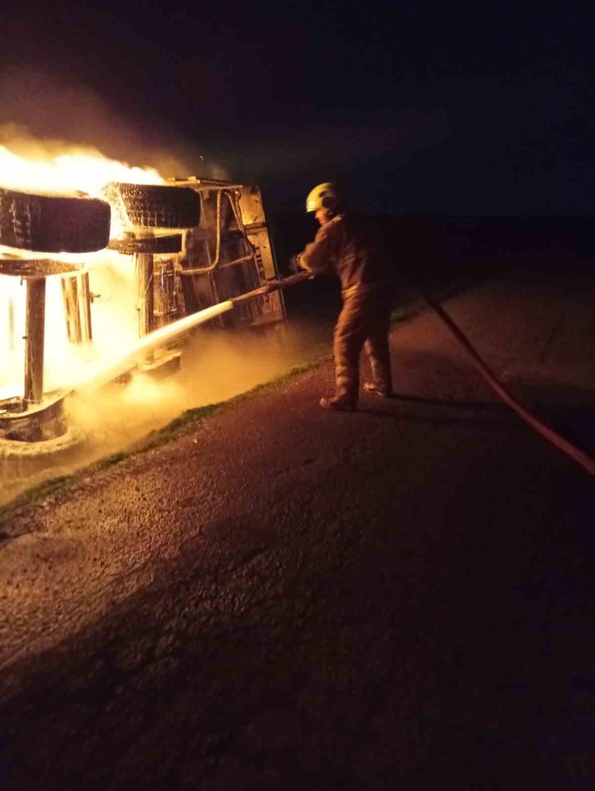 Şırnak’ta mandalina yüklü tır cayır cayır yandı
