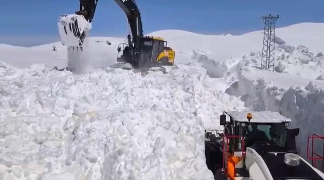 Şırnak’ta nisan ayında kar esareti sürüyor
