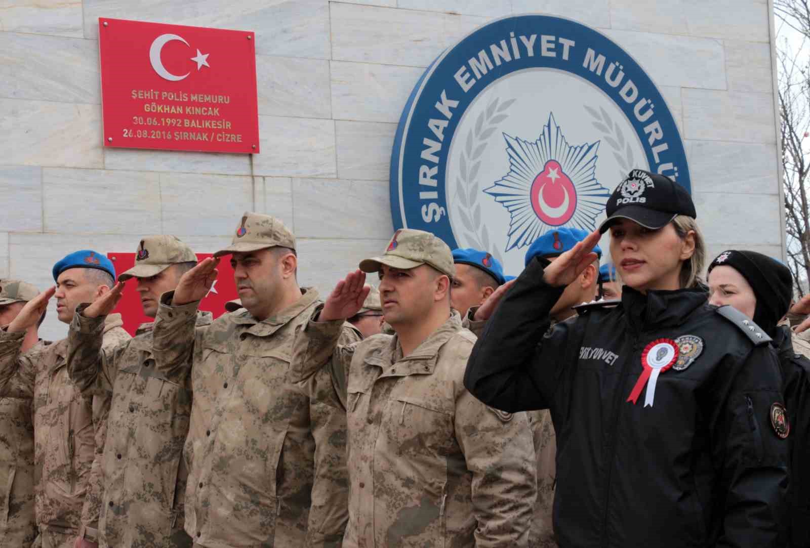 Şırnak’ta Polis Haftası etkinlikleri kapsamında şehitler anıtına karanfil bırakıldı
