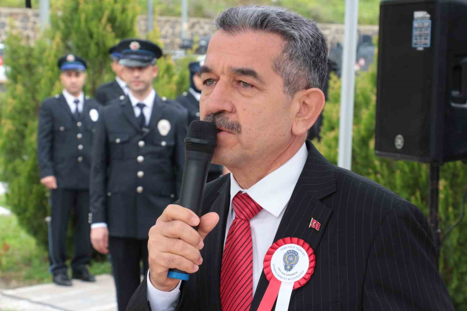 Şırnak’ta Polis Haftası etkinlikleri kapsamında şehitler anıtına karanfil bırakıldı
