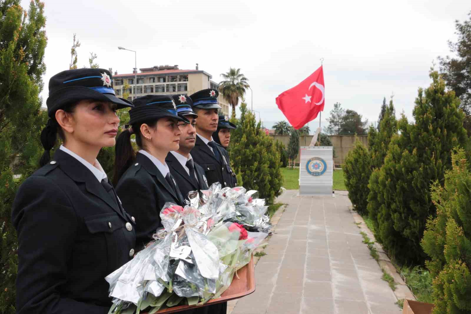 Şırnak’ta Polis Haftası etkinlikleri kapsamında şehitler anıtına karanfil bırakıldı

