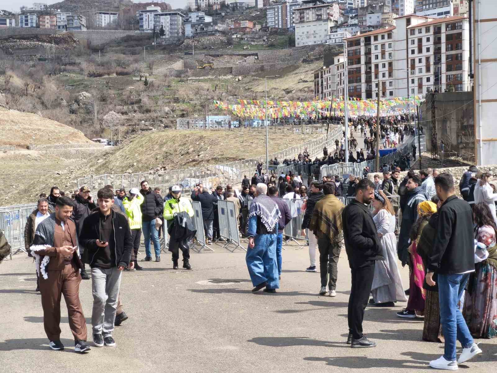 Şırnak’ta polis Nevruz etkinliklerine katılan çocuklara pamuk şeker ve balon dağıttı
