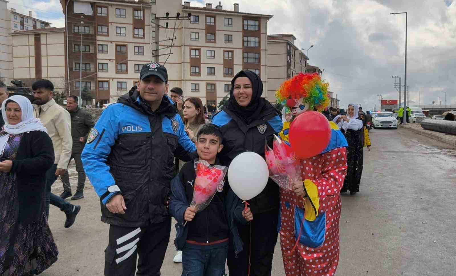 Şırnak’ta polis Nevruz etkinliklerine katılan çocuklara pamuk şeker ve balon dağıttı
