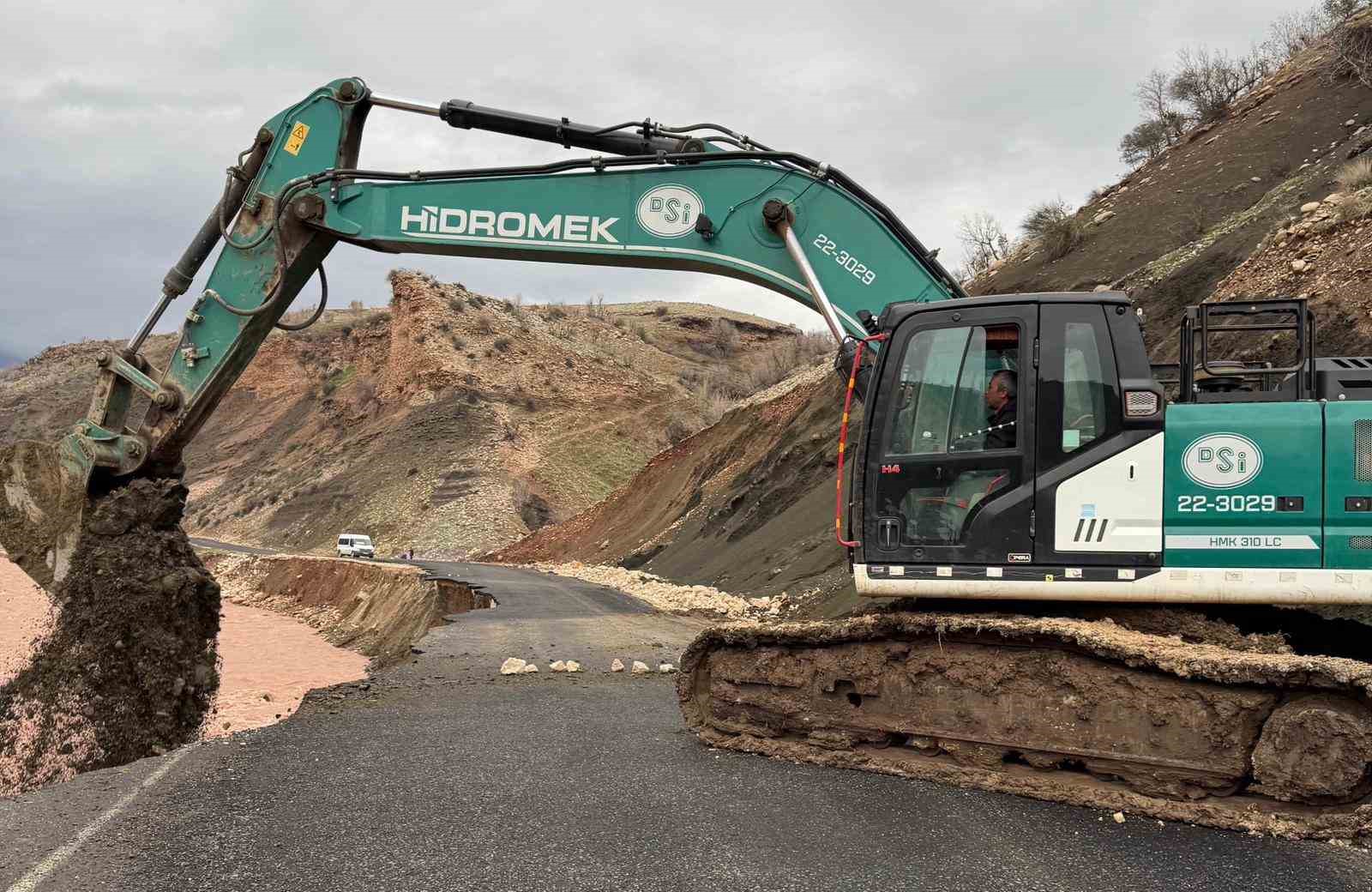 Şırnak’ta sel alarmı: Güneyce yolunu dere yuttu, ekipler seferber oldu
