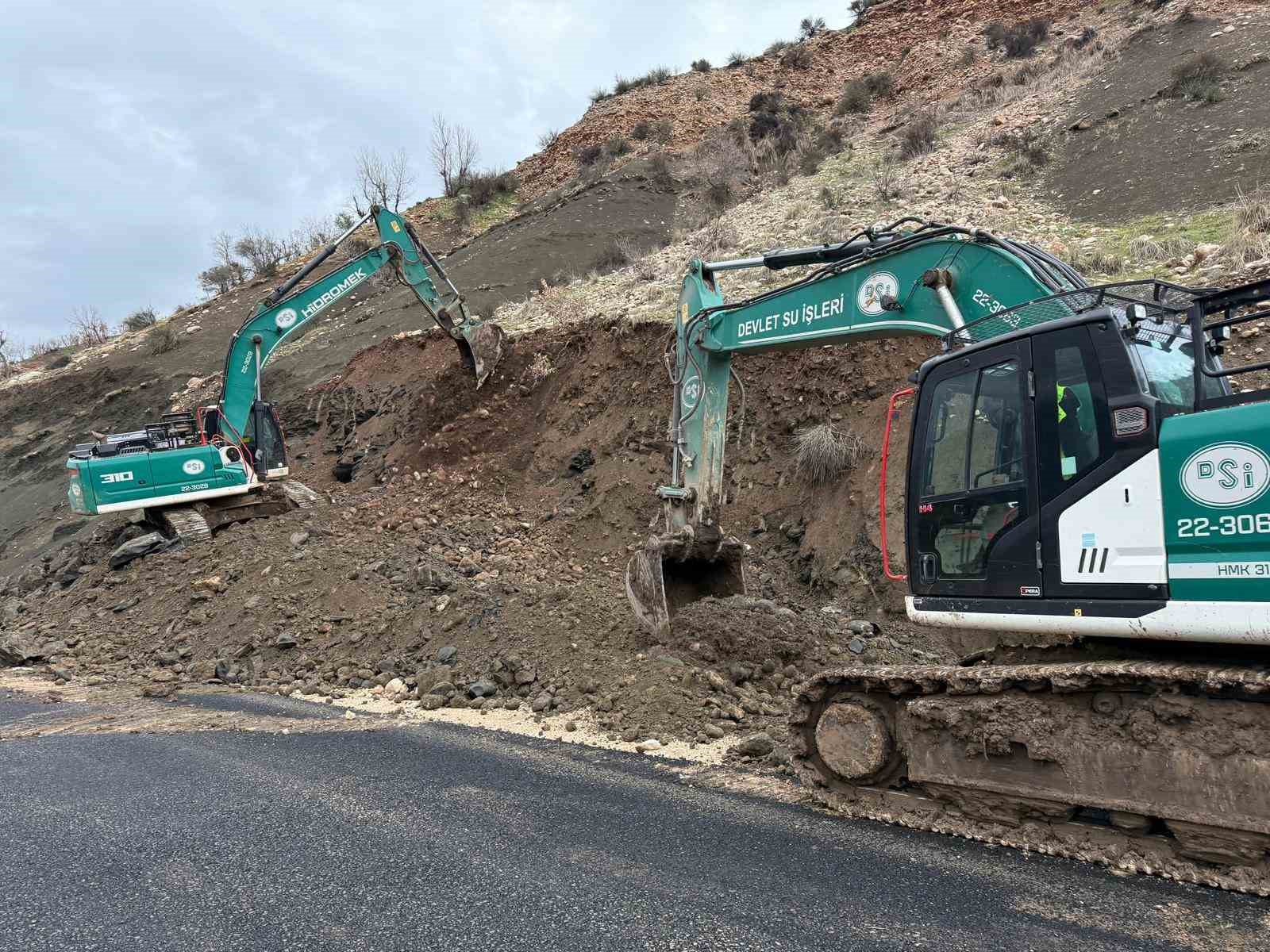 Şırnak’ta sel alarmı: Güneyce yolunu dere yuttu, ekipler seferber oldu
