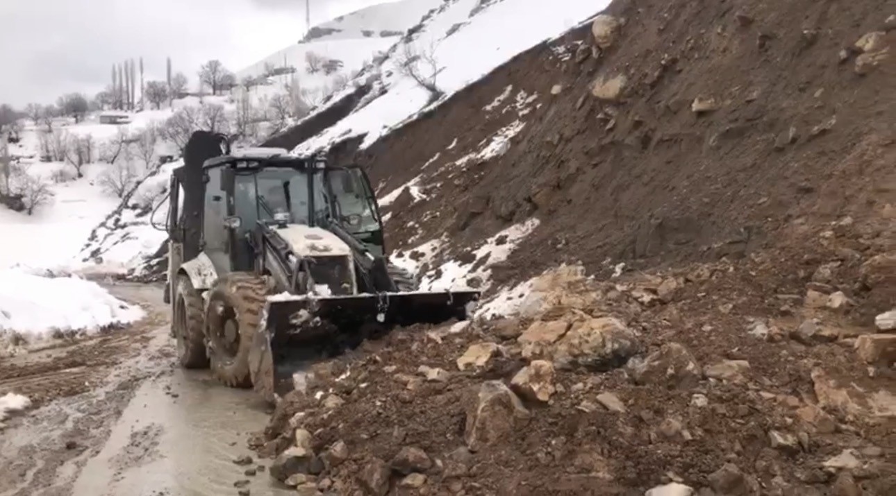 Şırnak’ta sel suları yolları kapattı
