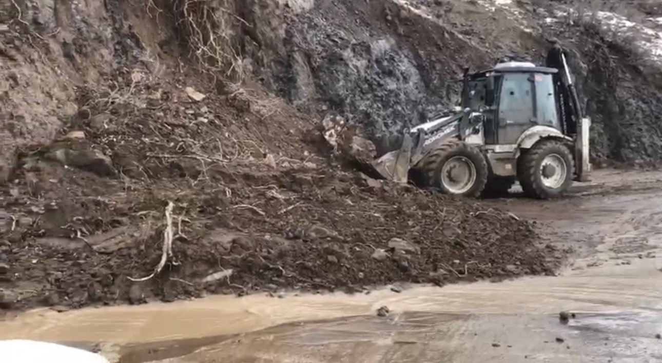 Şırnak’ta sel suları yolları kapattı
