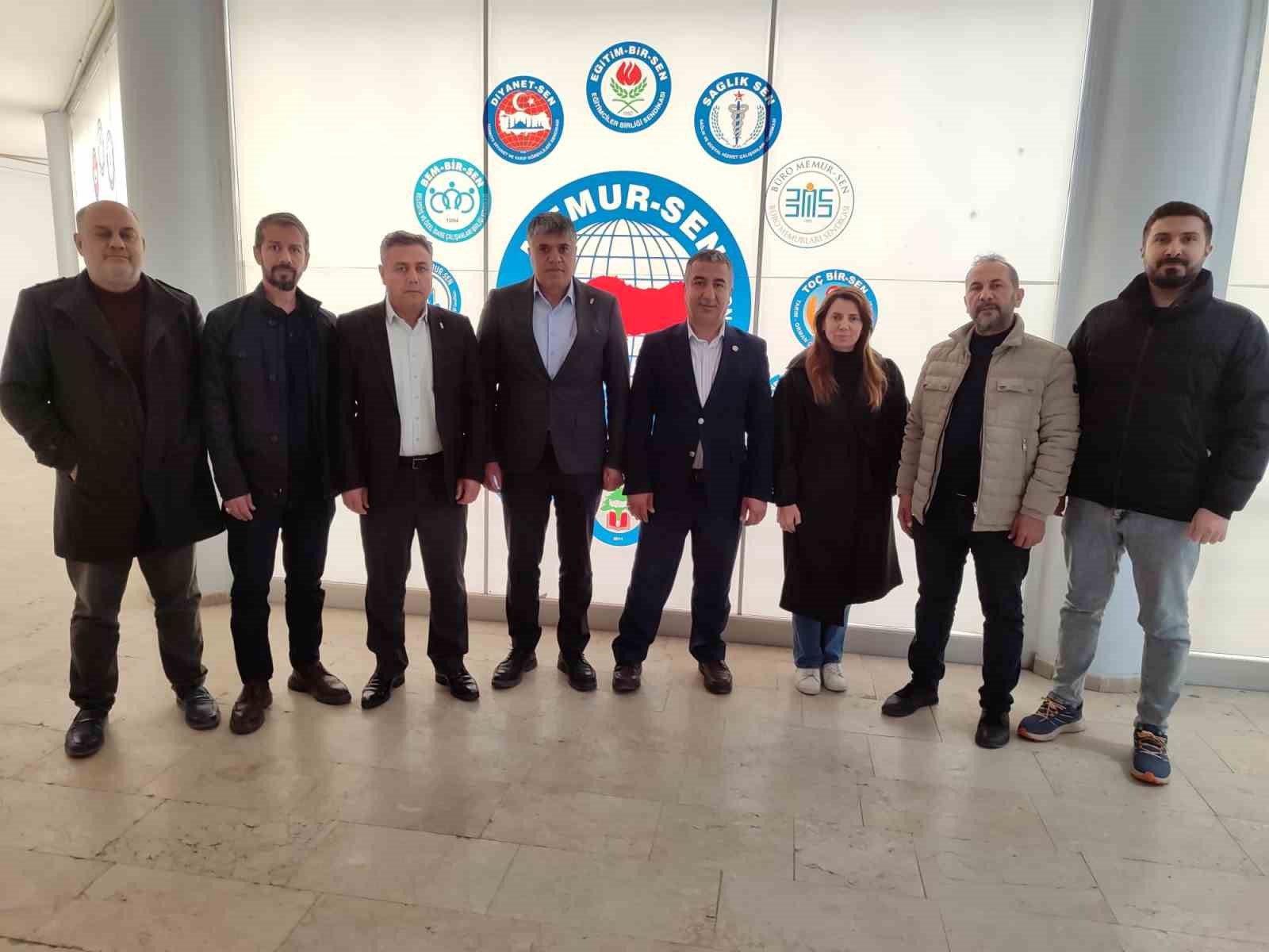 Şırnak’ta sivil toplum güç birliği
Şırnak’ta sivil toplum güç birliği