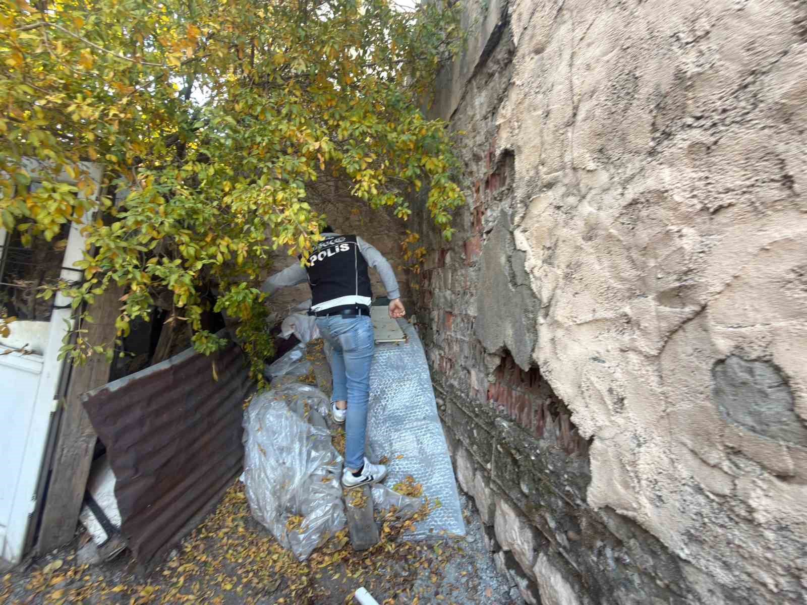 Şırnak’ta zehir trafiğine darbe: 854 gözaltı, 62 tutuklama
Şırnak’ta zehir trafiğine darbe: 854 gözaltı, 62 tutuklama