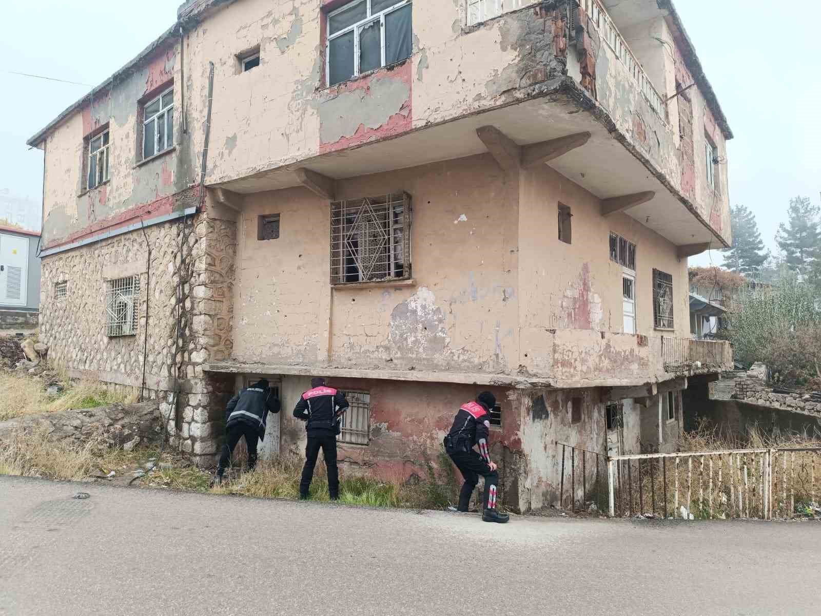 Şırnak’ta zehir trafiğine darbe: 854 gözaltı, 62 tutuklama
Şırnak’ta zehir trafiğine darbe: 854 gözaltı, 62 tutuklama