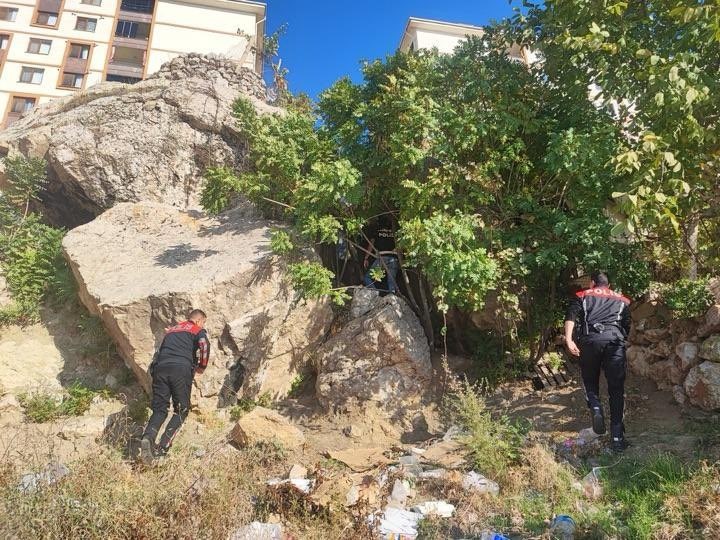Şırnak’ta zehir trafiğine darbe: 854 gözaltı, 62 tutuklama
Şırnak’ta zehir trafiğine darbe: 854 gözaltı, 62 tutuklama