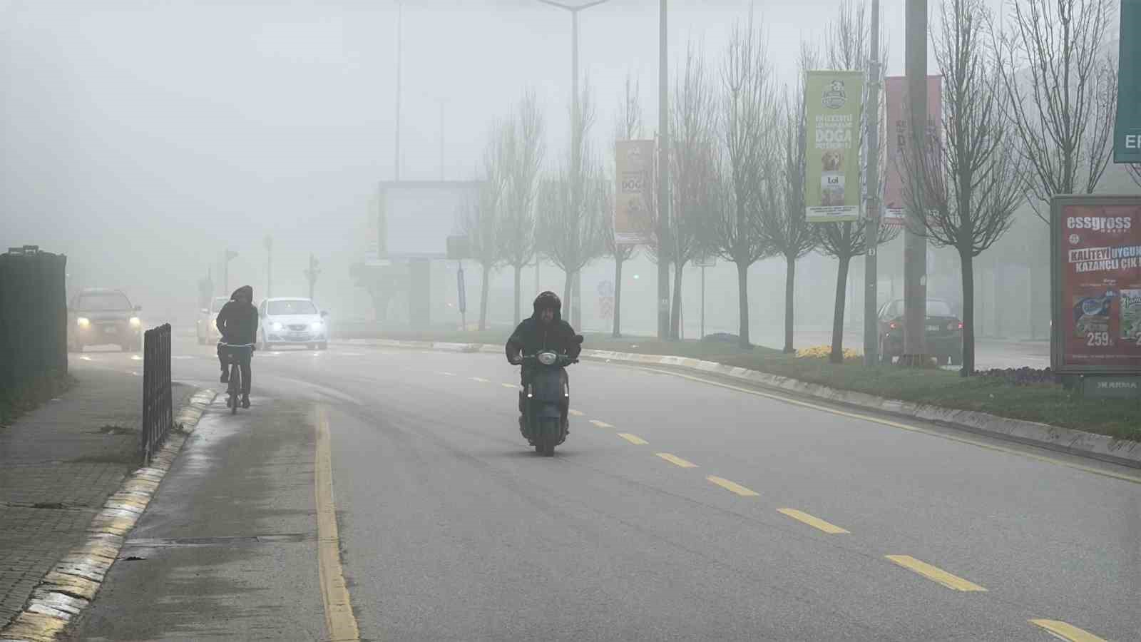 Sis şehri etkisi altına aldı, görüş mesafesi 10 metreye kadar düştü
