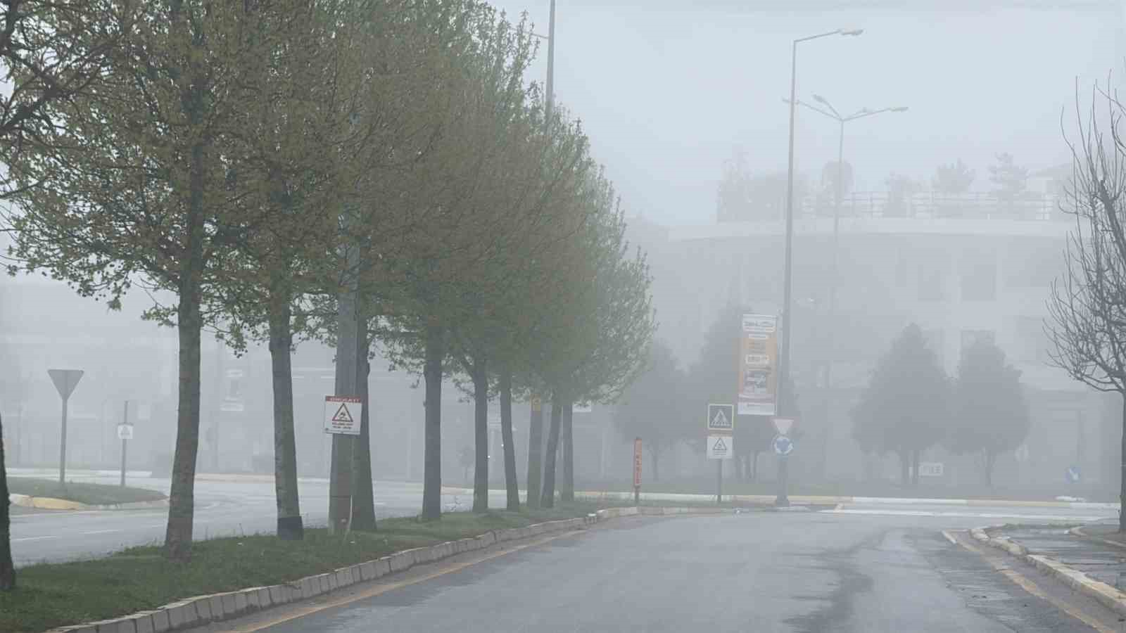 Sis şehri etkisi altına aldı, görüş mesafesi 10 metreye kadar düştü
