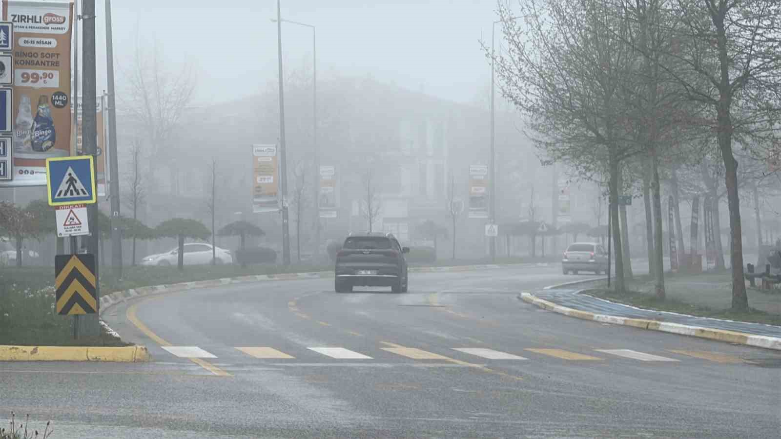 Sis şehri etkisi altına aldı, görüş mesafesi 10 metreye kadar düştü
