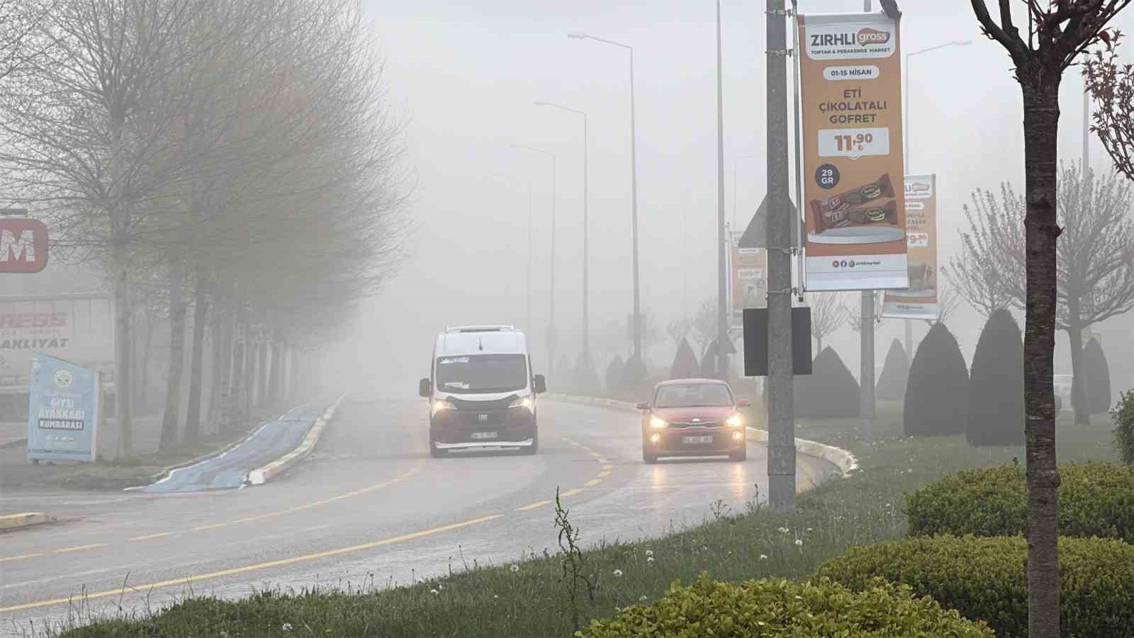 Sis şehri etkisi altına aldı, görüş mesafesi 10 metreye kadar düştü
