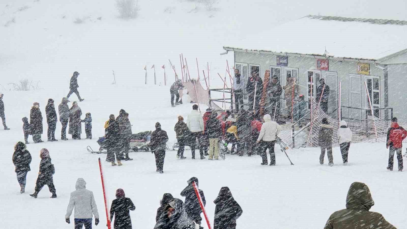 Sis ve yağışa rağmen Keltepe’ye akın ettiler
