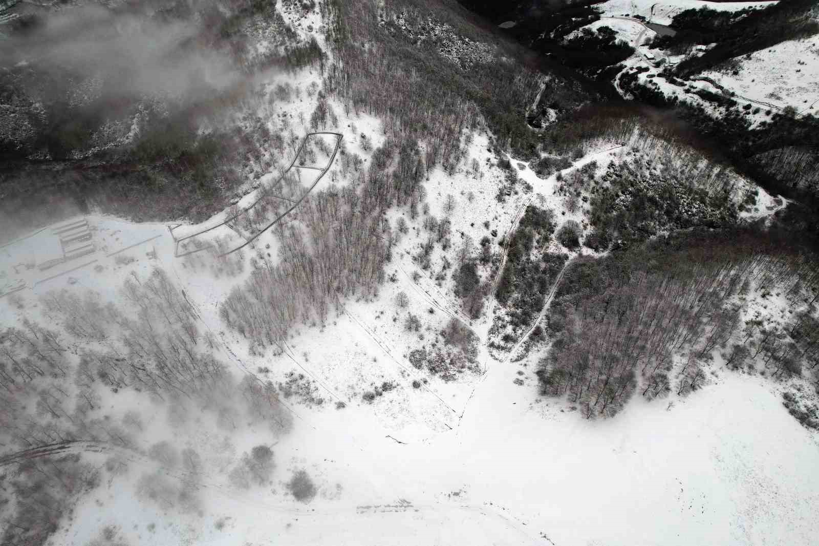 Sislerin ardında kalan kar manzarası kenedine hayran bıraktı
