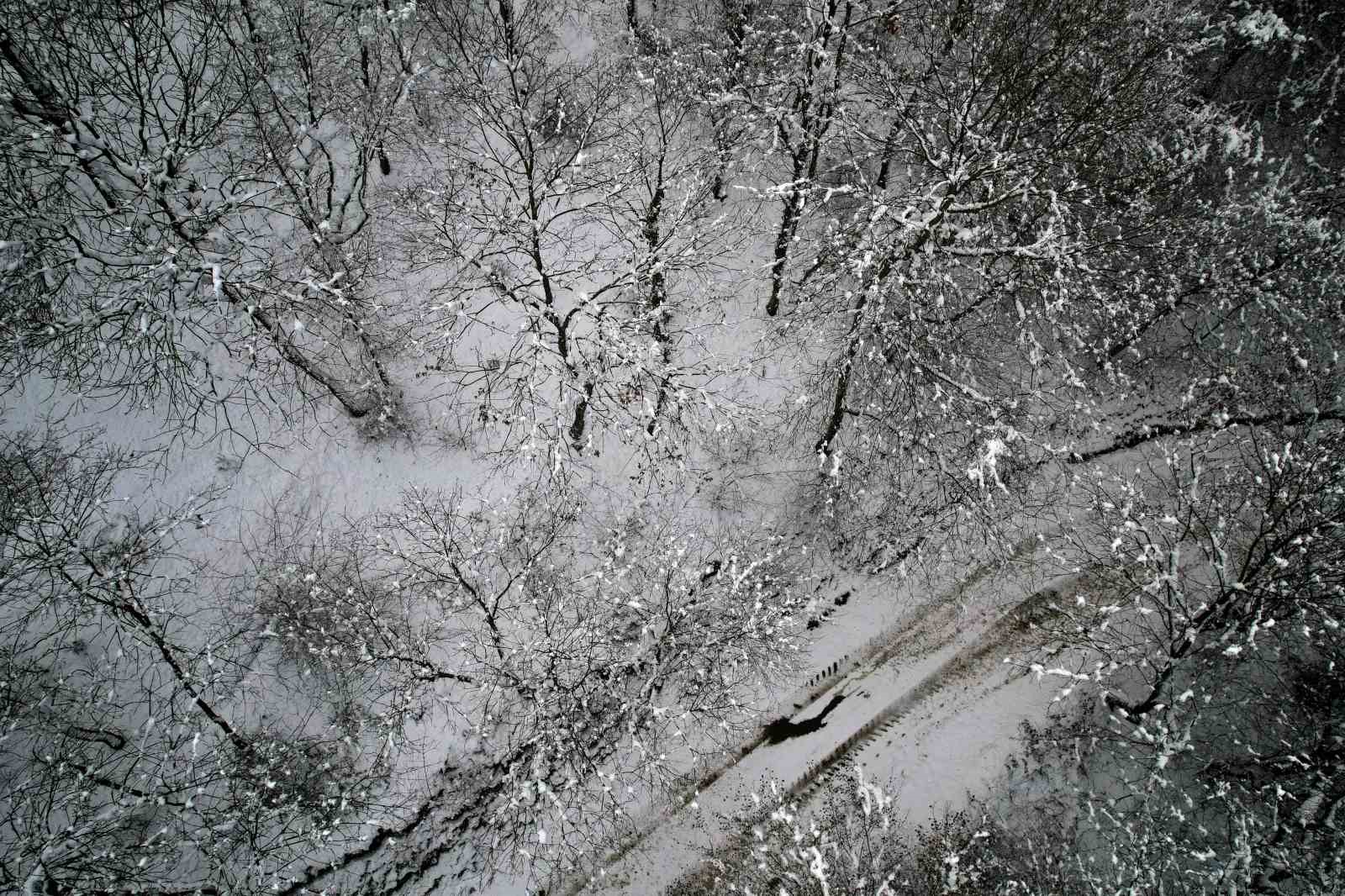 Sislerin ardında kalan kar manzarası kenedine hayran bıraktı
