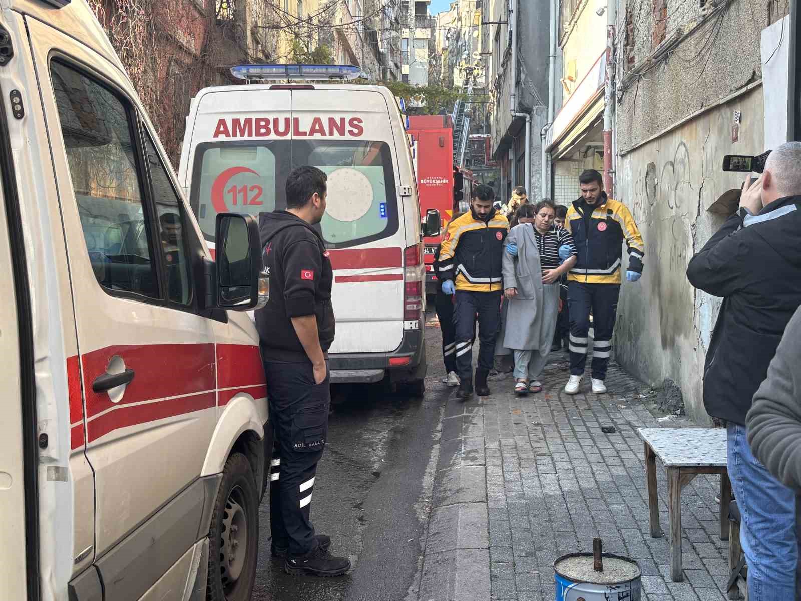 Şişli’de 2 katlı binada yangın paniği: Hastane yolundan dönen astım hastası ev sahibi fenalık geçirdi
