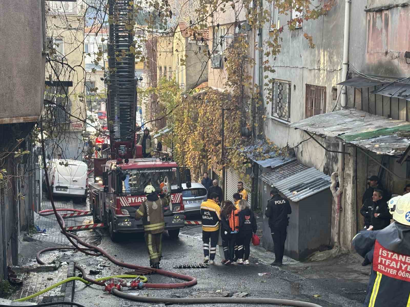 Şişli’de 2 katlı binada yangın paniği: Hastane yolundan dönen astım hastası ev sahibi fenalık geçirdi
