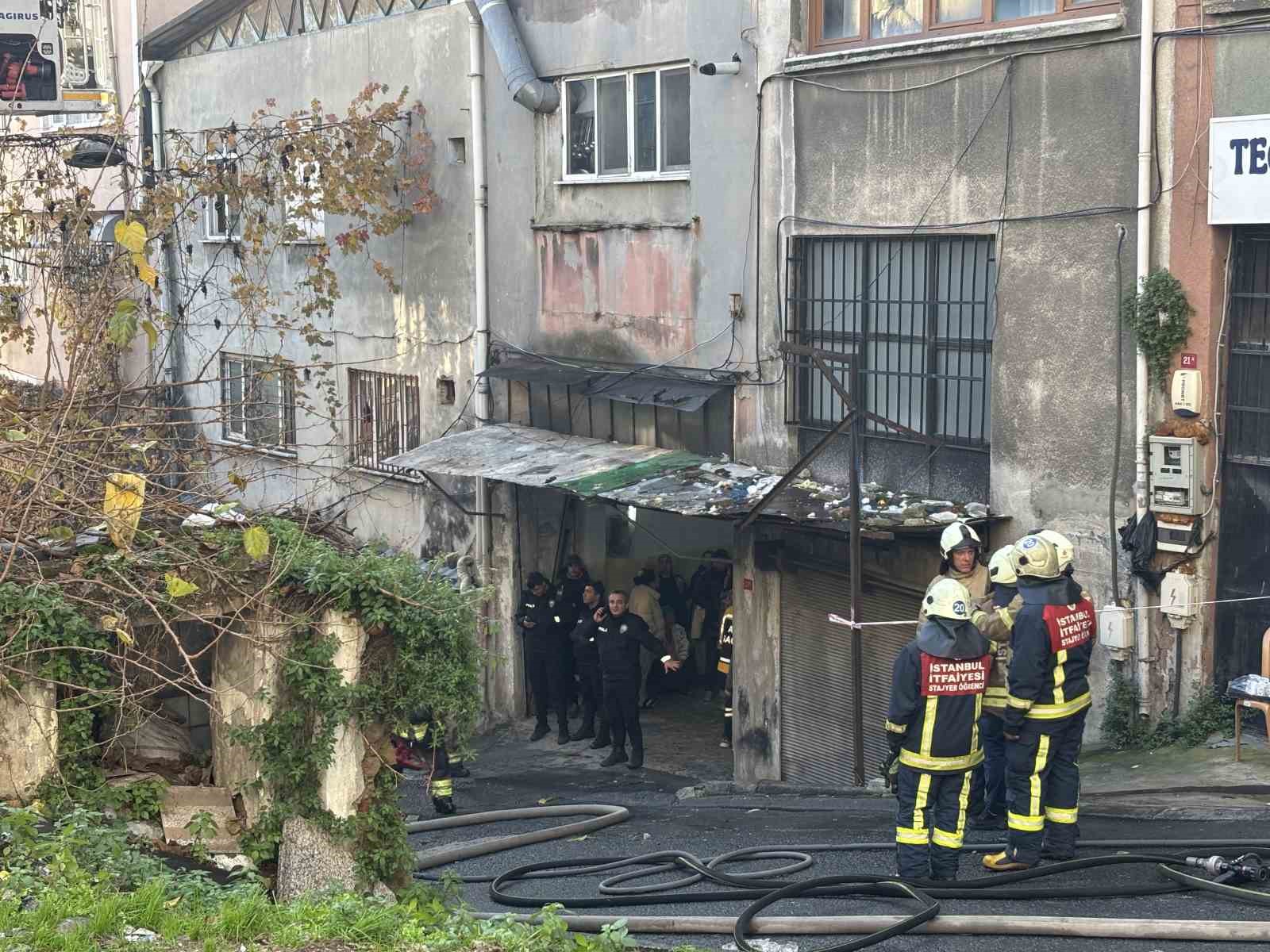 Şişli’de 2 katlı binada yangın paniği: Hastane yolundan dönen astım hastası ev sahibi fenalık geçirdi
