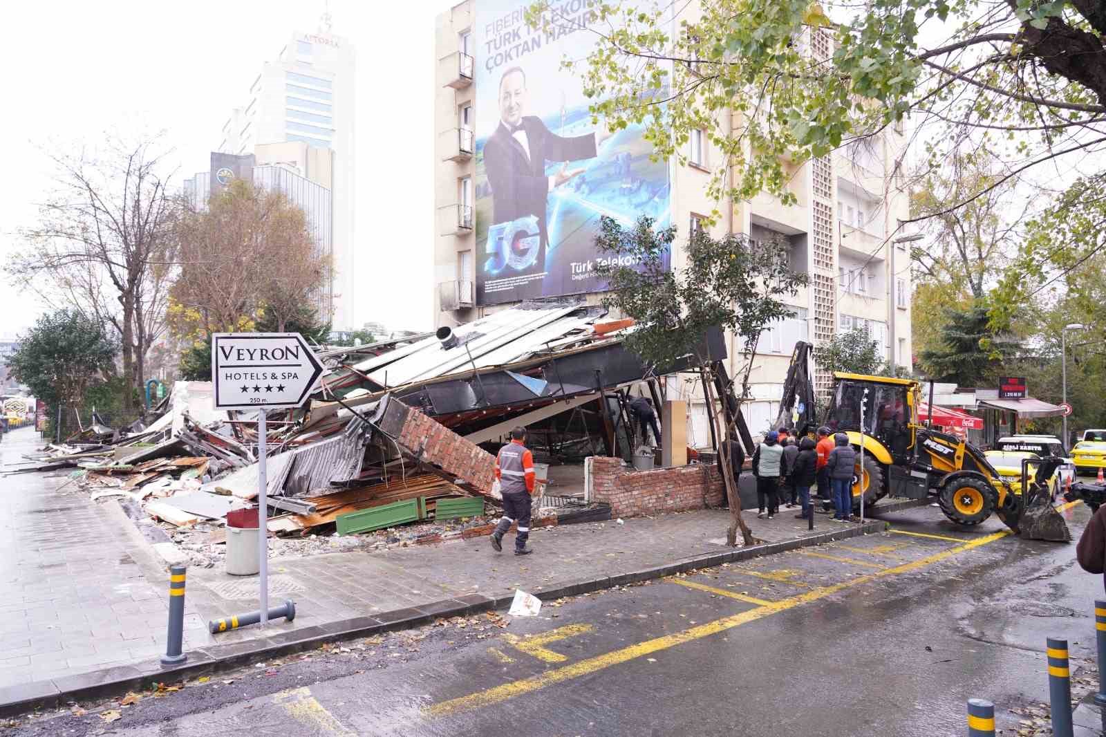 Şişli’de 25 kişinin zehirlenmesi iddiasıyla gündeme gelen restoran yıkıldı
