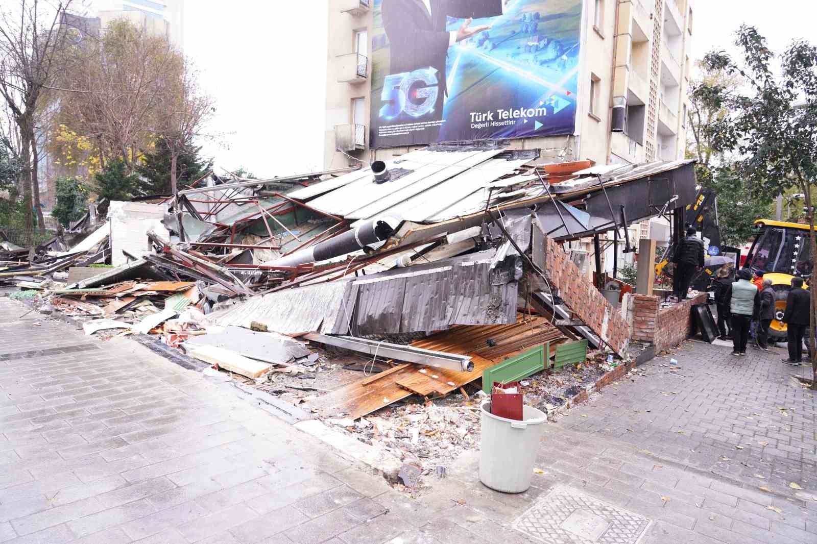 Şişli’de 25 kişinin zehirlenmesi iddiasıyla gündeme gelen restoran yıkıldı
