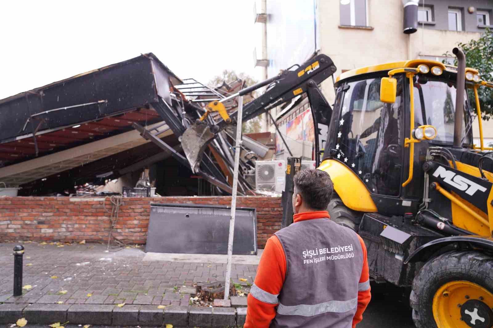 Şişli’de 25 kişinin zehirlenmesi iddiasıyla gündeme gelen restoran yıkıldı
