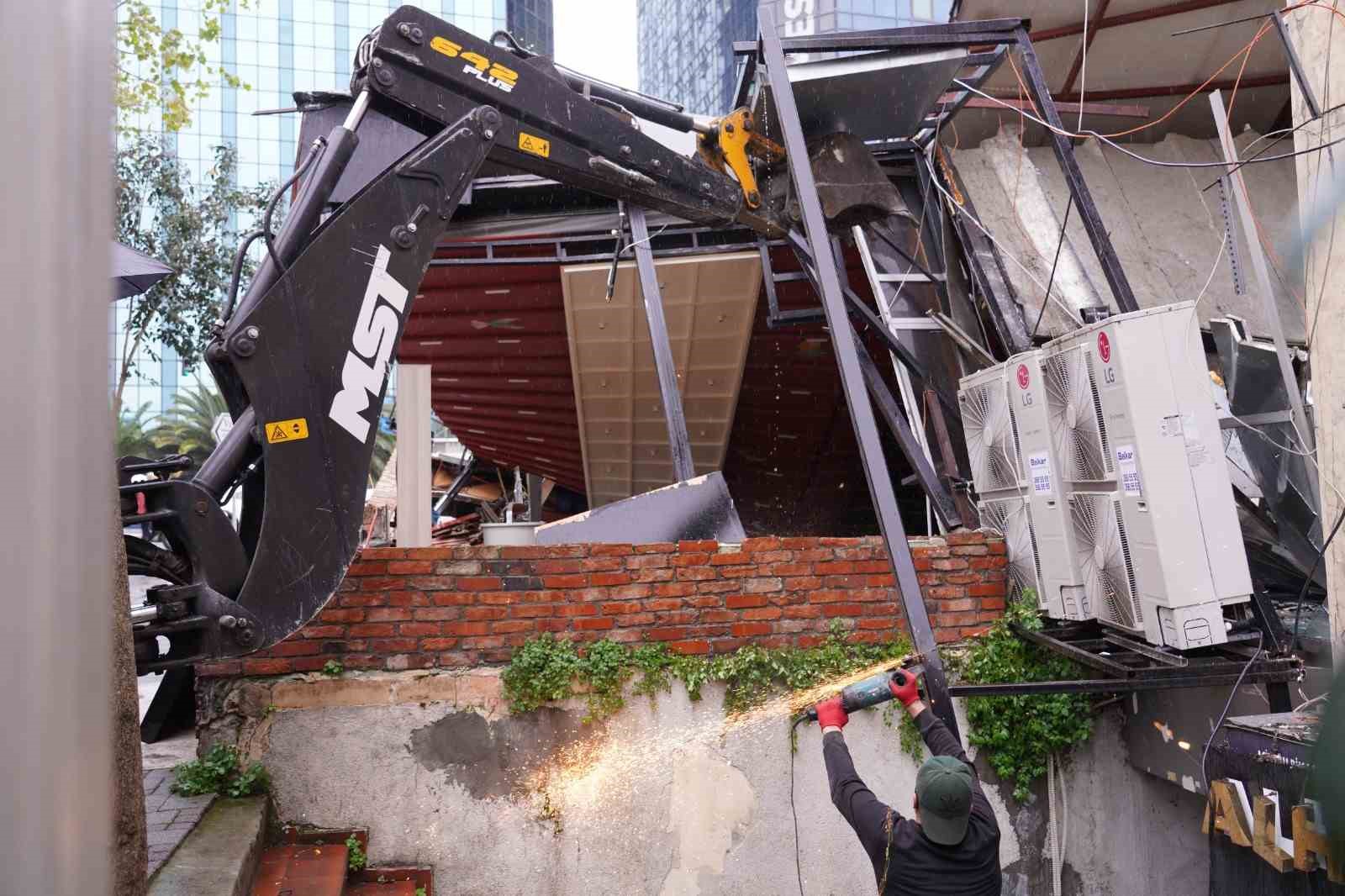 Şişli’de 25 kişinin zehirlenmesi iddiasıyla gündeme gelen restoran yıkıldı
