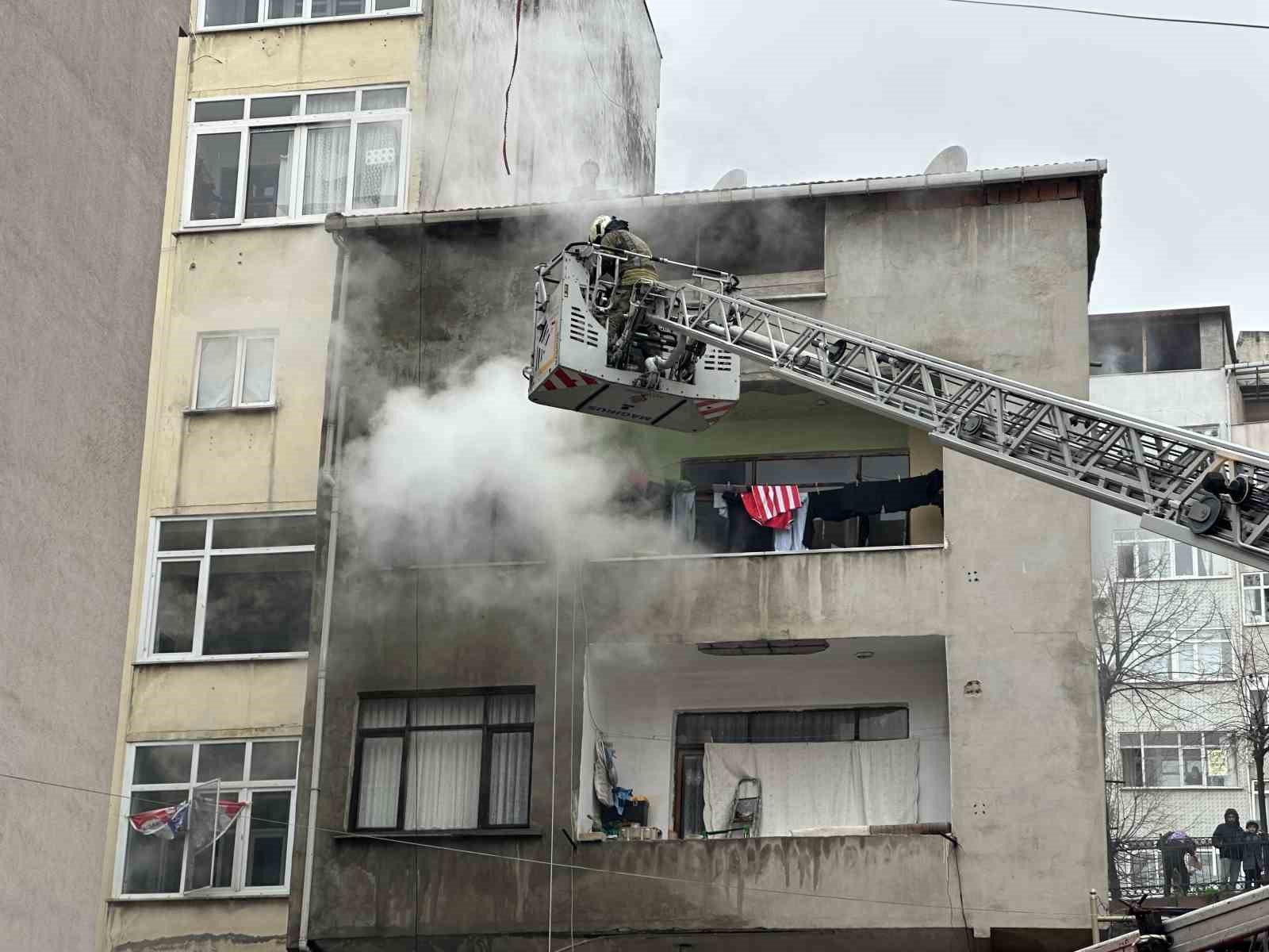 Şişli’de 5 katlı binada korkutan yangın
