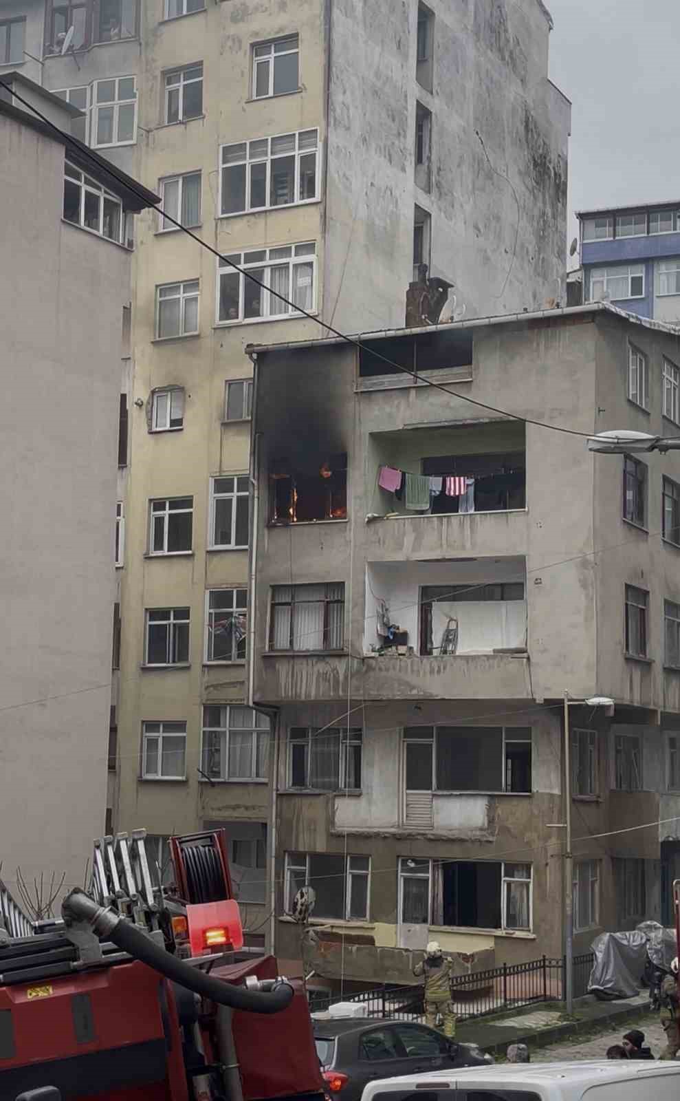 Şişli’de 5 katlı binada korkutan yangın
