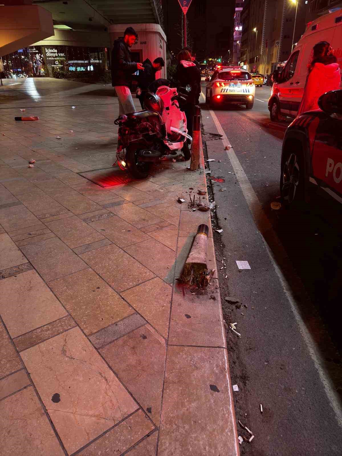 Şişli’de bir sürücü genç kıza çarpmamak için bariyerlere girdi
