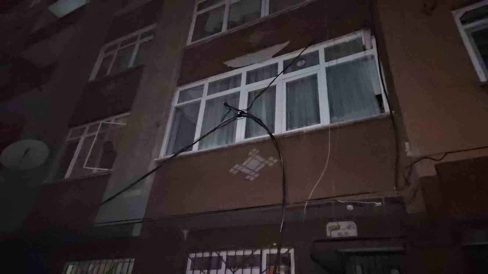 Şişli’de elektrik direğindeki patlama motorlara sıçradı
Şişli’de elektrik direğindeki patlama motorlara sıçradı