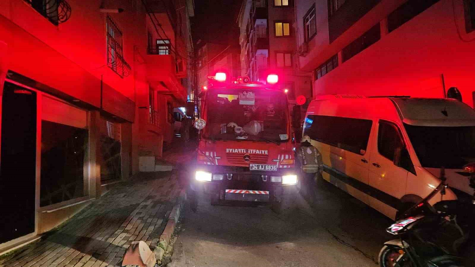 Şişli’de elektrik direğindeki patlama motorlara sıçradı
Şişli’de elektrik direğindeki patlama motorlara sıçradı