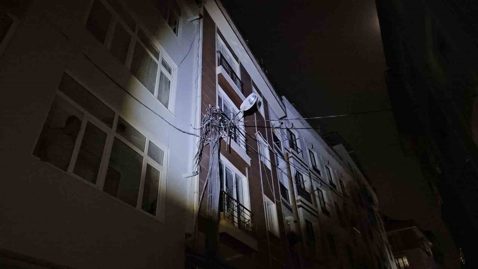 Şişli’de elektrik direğindeki patlama motorlara sıçradı
Şişli’de elektrik direğindeki patlama motorlara sıçradı