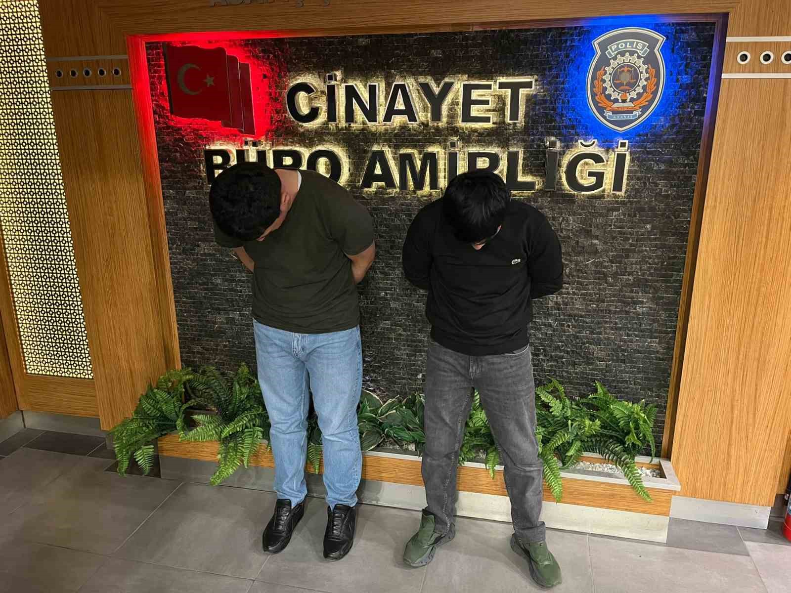 Şişli’de kesik baş cinayetinde 2 zanlı yurt dışına kaçarken yakalandı
Şişli’de kesik baş cinayetinde 2 zanlı yurt dışına kaçarken yakalandı