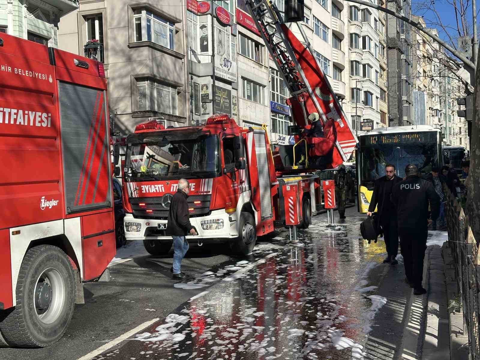Şişli’de korkutan yangın: Taksim yönü bir süreliğine trafiğe kapandı
