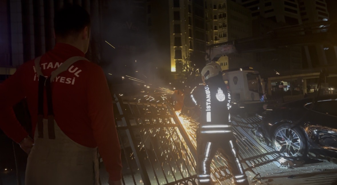 Şişli’de lüks otomobil kaza yaptı: 3 yaralı
