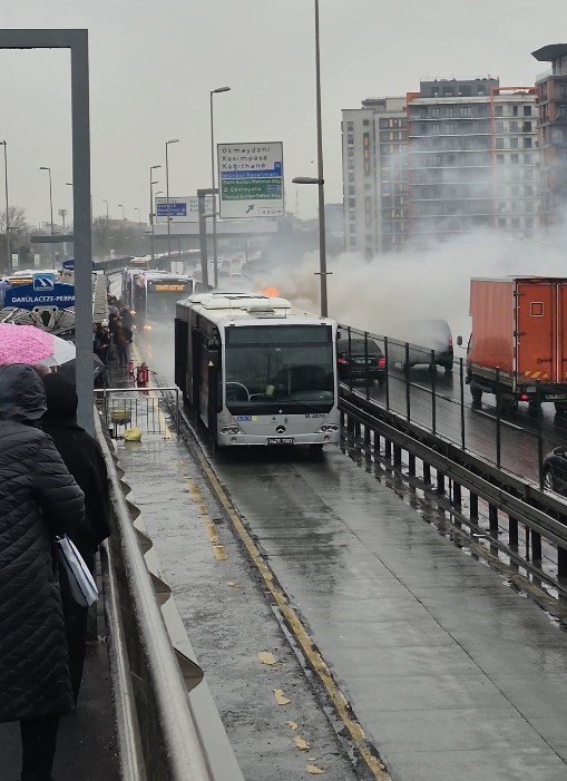 Şişli’de metrobüsün motor kısmında yangın çıktı
Şişli’de metrobüsün motor kısmında yangın çıktı