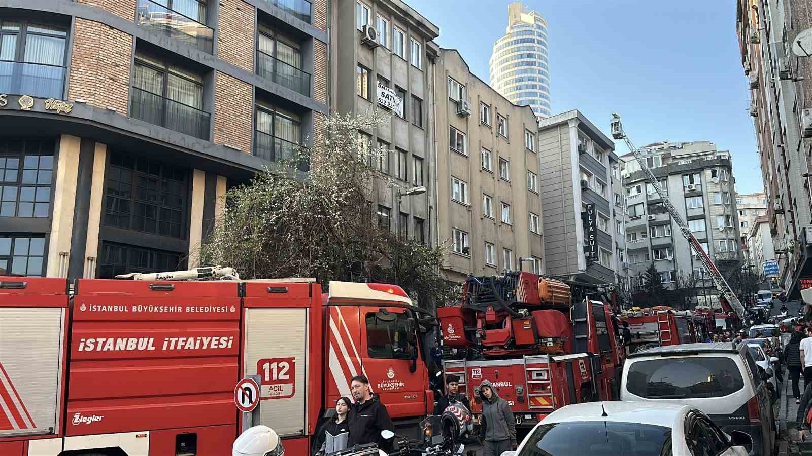 Şişli’de otelde yangın paniği: 6 kişi mahsur kaldı
