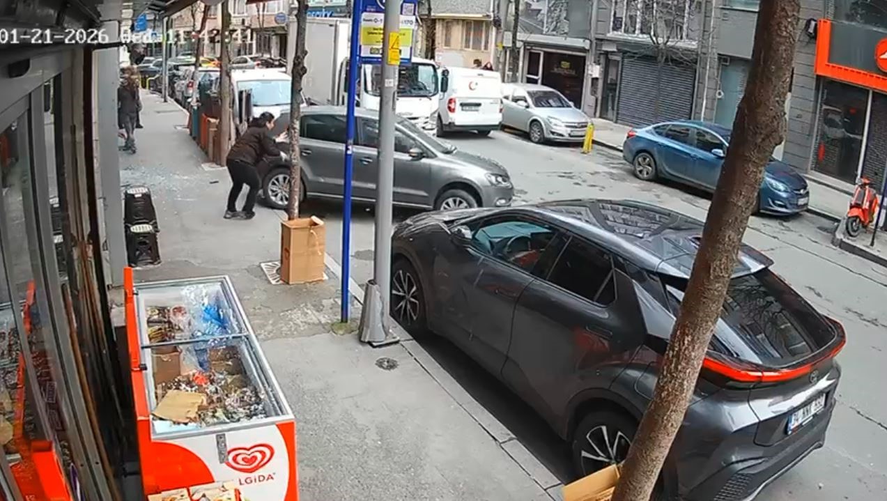 Şişli’de otomobili park edecekken dükkana daldı
