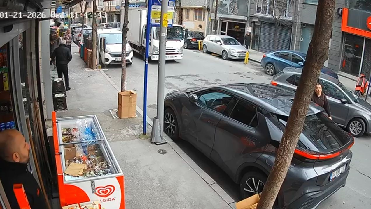 Şişli’de otomobili park edecekken dükkana daldı

